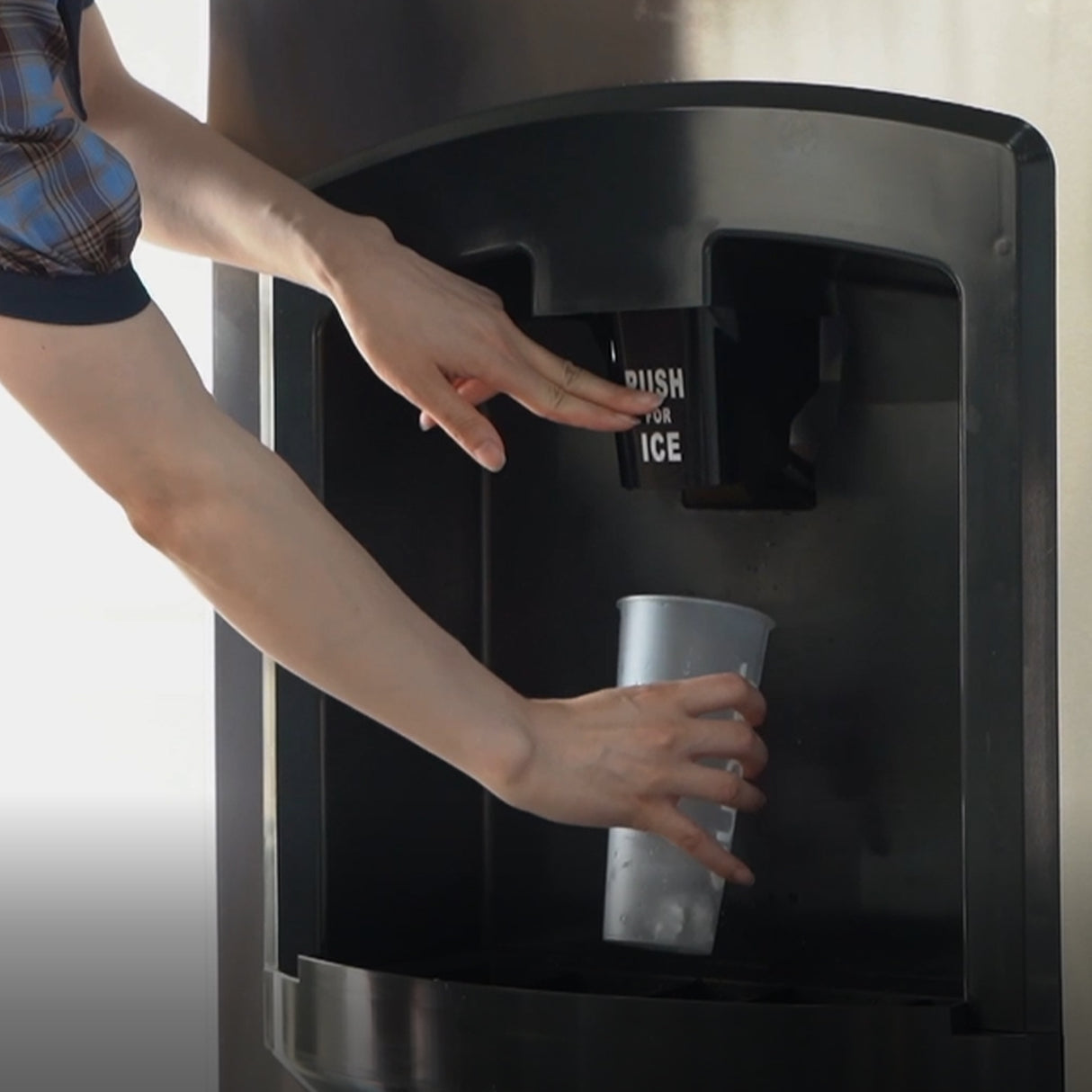 IJsblokjesdispenser | 60kg/u | 560x855x1360(h)mm
