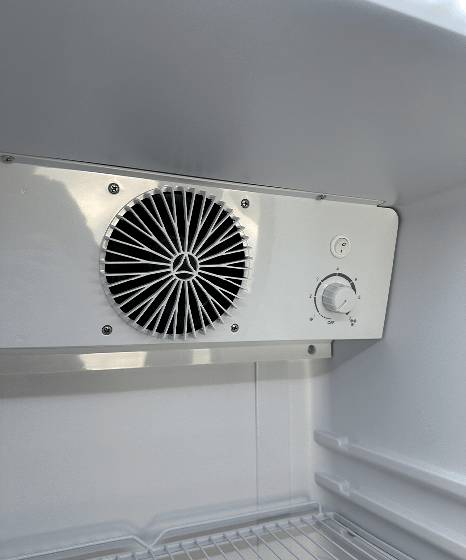 Glasdeur Koelkast | Laag Model | 240L | Zwart | +1°C/+10°C | Geforceerd | Wielen | 540x560x1525(h)mm