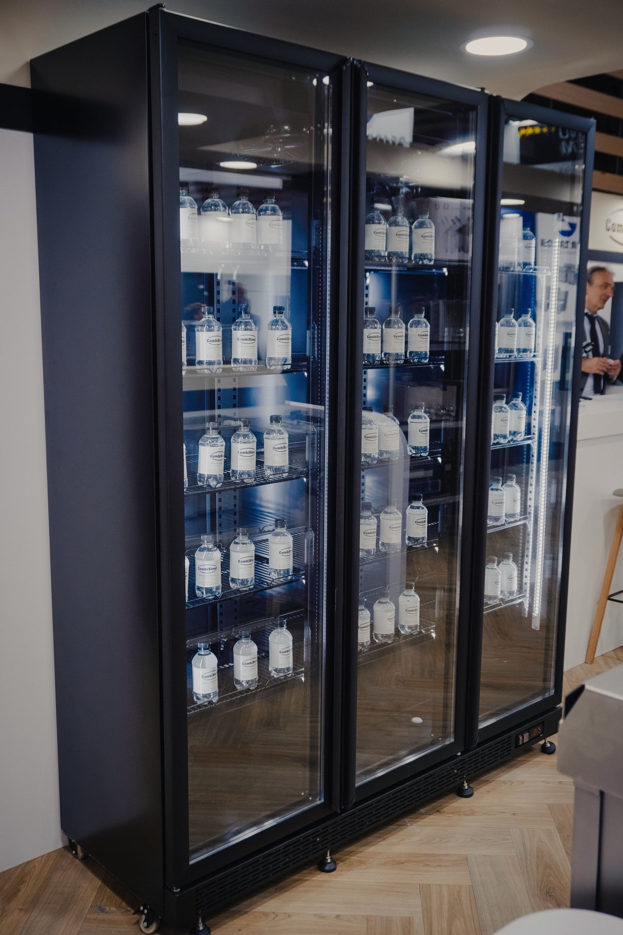 Glasdeur Koelkast | 1200L | Zwart | +2°C/+10°C | Geforceerd | Draaideuren | 1600x600x2100(h)mm