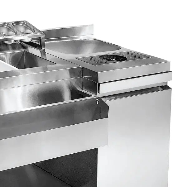 Bar-Cocktailstation | Spoelbak met Glazenspoeler | IJs-Ingrediëntenbakken met Flessenrek | GN-Bakhouder | Snijplank met Afvalgat | 1 Deur | Open Vak met Verrijdbare Afvalbak | Achteropstand | 1790x700x875/990(h)mm