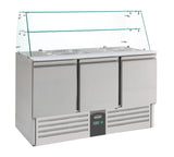 Gekoeld saladette met glasopstand | 3x 1/1 GN 4x 1/6 GN PAN | +2°C/+8°C | Statisch met ventilator | 1365x700x850/1310(h)mm